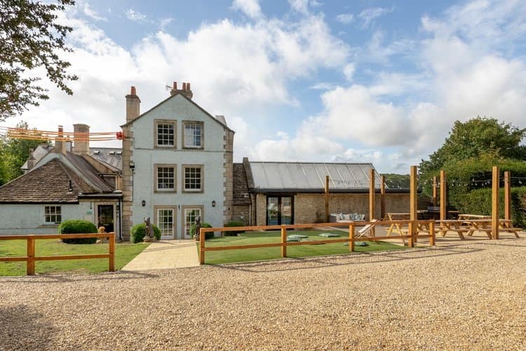 Hen Party Houses 2027: How to Choose, Book and Fill a Group House
